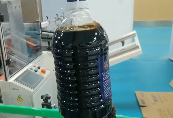 全自動(dòng)耗油灌裝生產(chǎn)線實(shí)拍