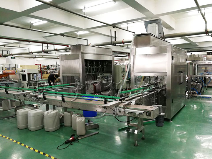 全自動(dòng)稱重式灌裝線實(shí)拍