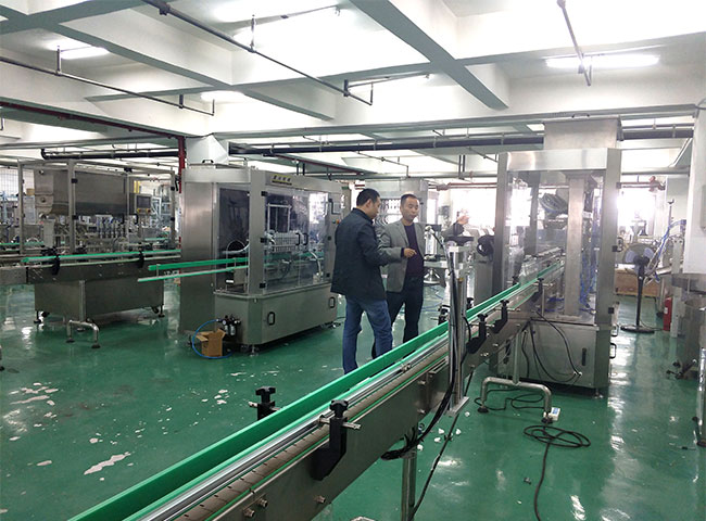 自動(dòng)化食用油灌裝機(jī)設(shè)備車間拍攝