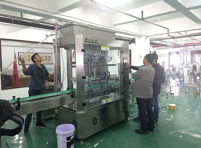 星火自動(dòng)化食用油灌裝機(jī)設(shè)備實(shí)拍現(xiàn)場(chǎng)