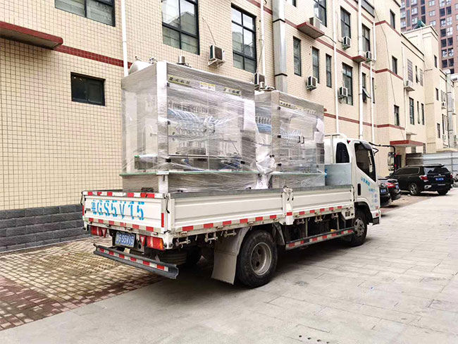 全自動(dòng)爽膚水加工生產(chǎn)線設(shè)備發(fā)貨現(xiàn)場(chǎng)