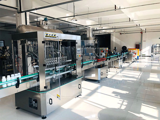 星火全自動(dòng)爽膚水加工生產(chǎn)線設(shè)備展示