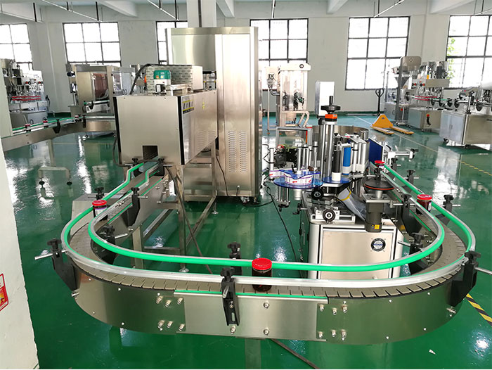 大型醬料灌裝流水線細(xì)節(jié)展示