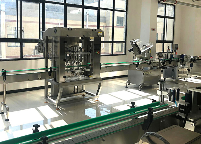 醬料灌裝機設(shè)備生產(chǎn)車間