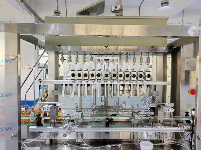 四川液體灌裝機實拍展示